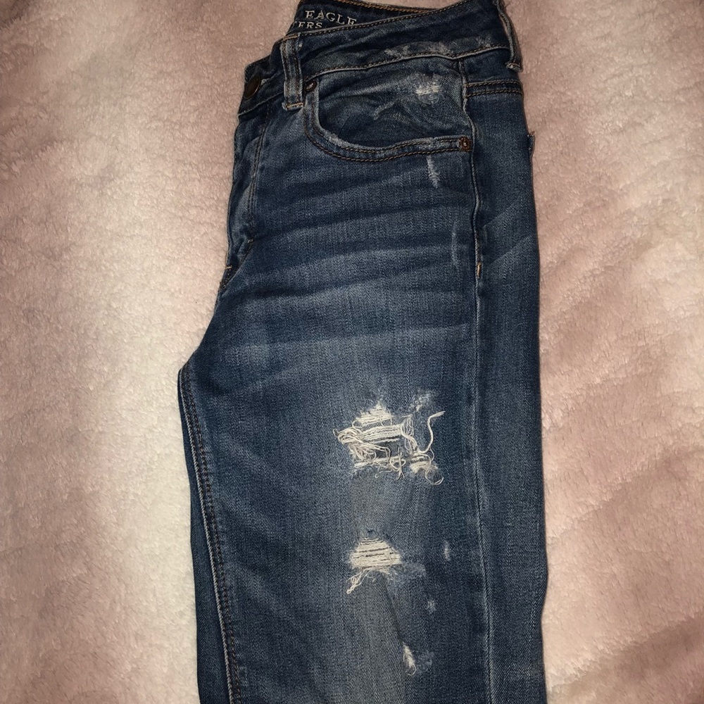 American Eagle distressed tomgirl jeans